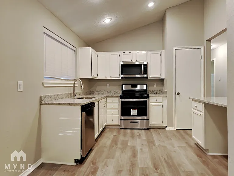 225 Bedford Ln — Photo 3