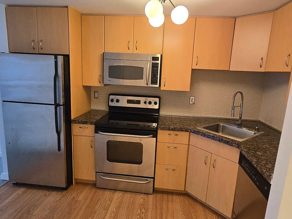 103 Bellevue Ave E