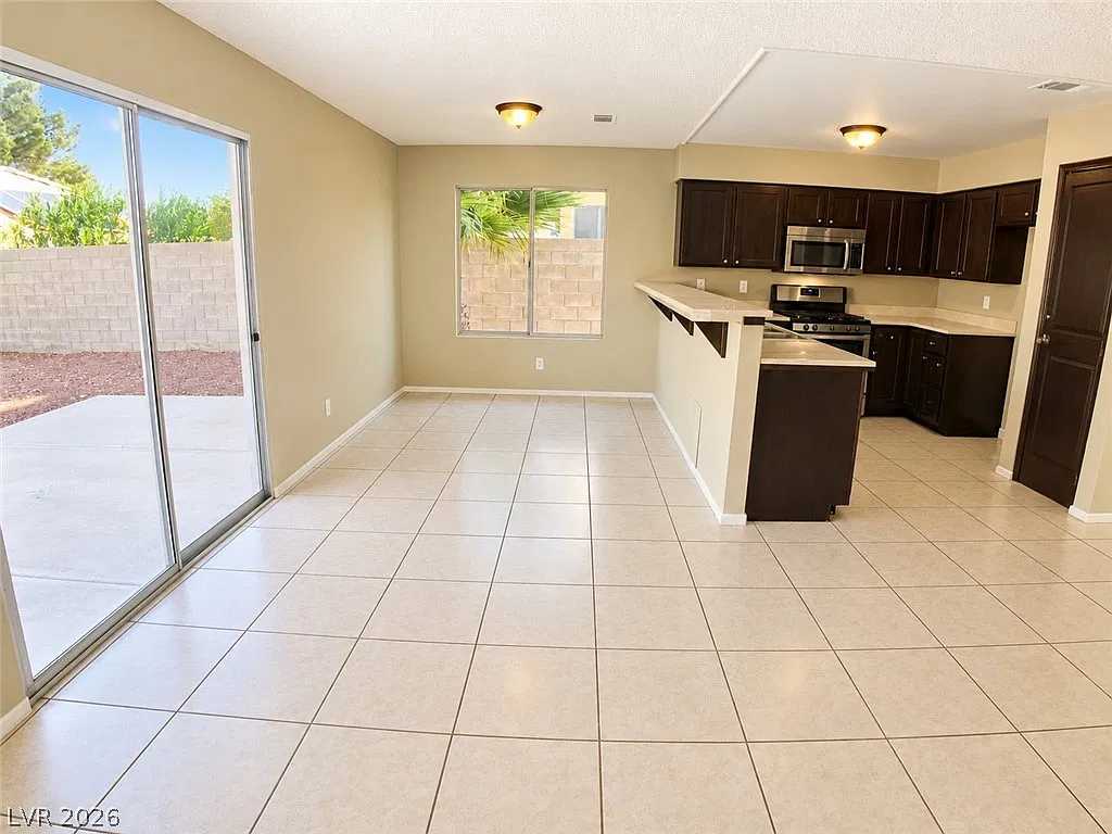 4 bed, 2.5 bath, 2043 sqft, $2,147 — Photo 4