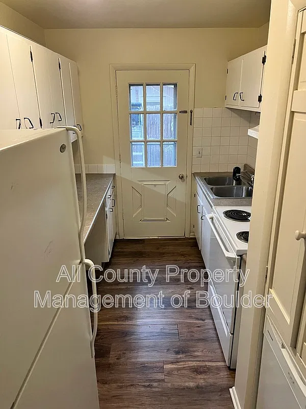2 bed, 1.0 bath, 1400 sqft, $2,300 — Photo 3