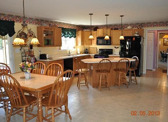 Full eat-in kitchen