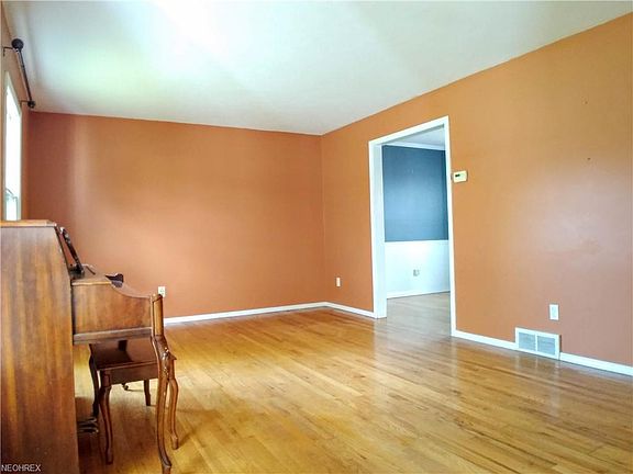 2nd image of 5816 Sherwood Dr