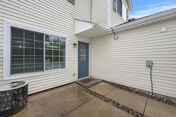 2 bed, 1.5 bath, 1320 sqft, $1,970 — Photo 2