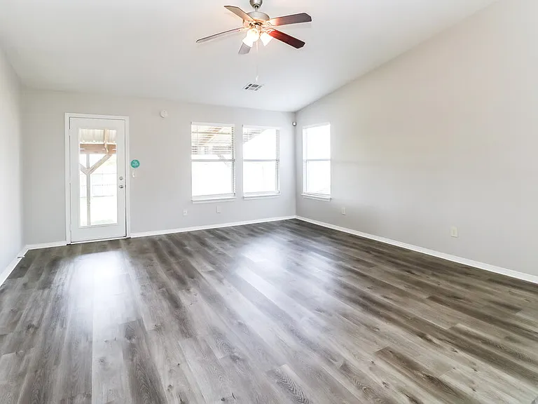 1101 Edinburg Dr — Photo 4