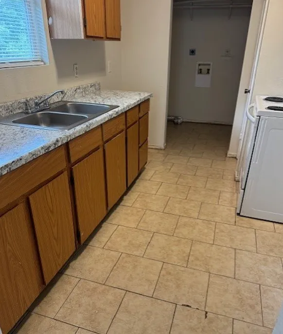 3 bed, 2.0 bath, 1048 sqft, $1,100 — Photo 2
