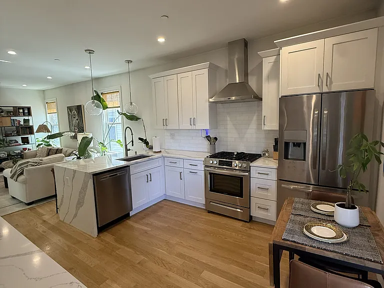3231 Washington St #3 — Photo 8