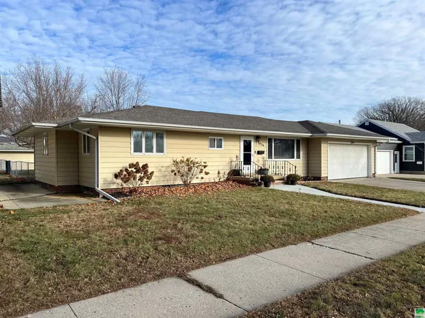 936 7th St, Sibley, IA 51249