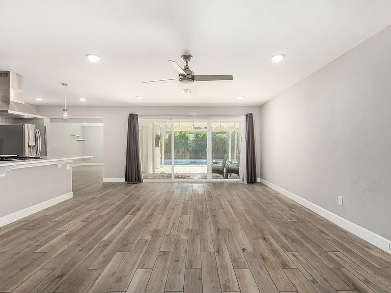 429 W Flower St — Photo 8