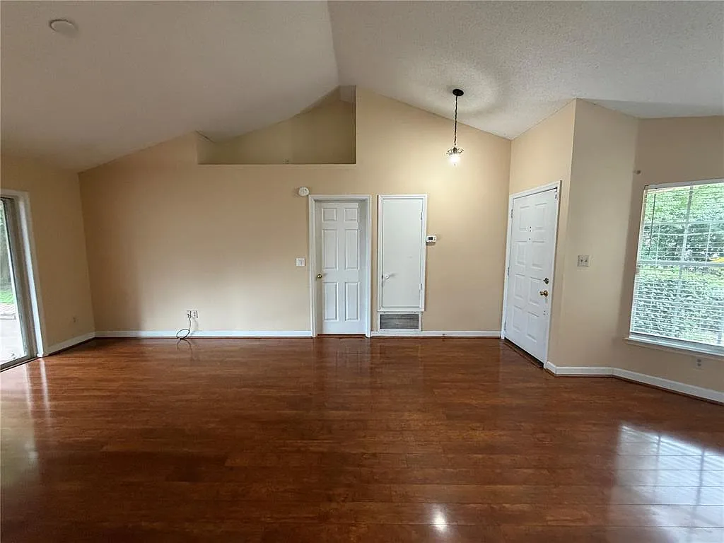 3 bed, 2.0 bath, 1402 sqft, $2,400 — Photo 3