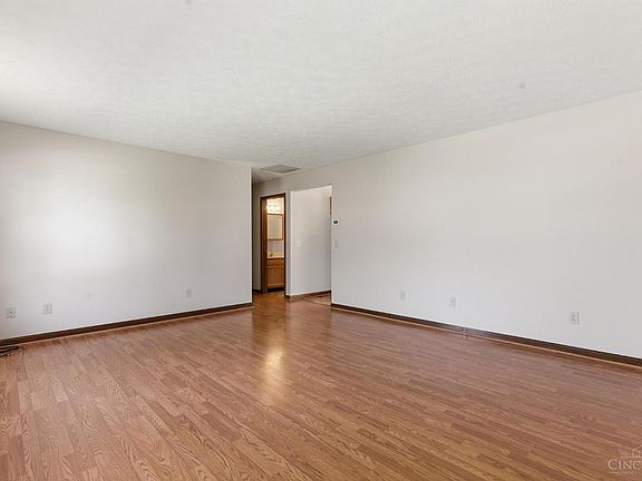 4th image of 648 Oakridge Dr