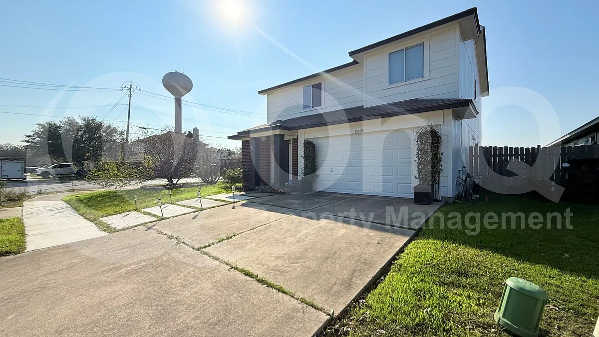 3 bed, 2.5 bath, 1589 sqft, $1,799 — Photo 3