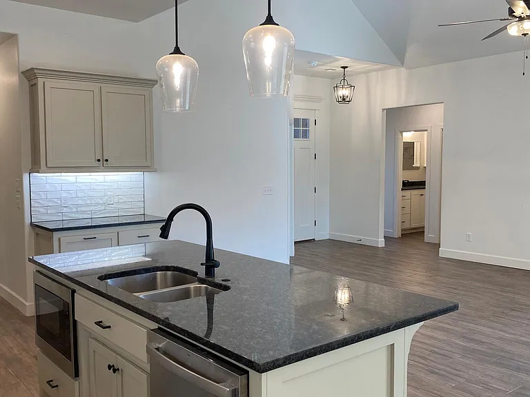 2252 E Thomas Ter — Photo 12