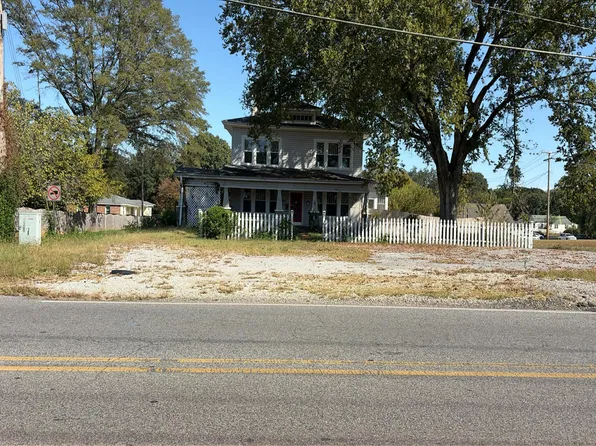 115 E Commons St S, Tuscumbia, AL 35674