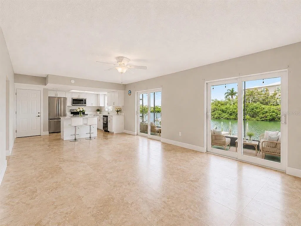 2 bed, 2.0 bath, 1100 sqft, $2,200 — Photo 2