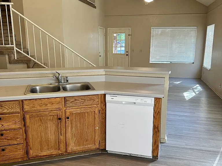441 S Maple St #10 — Photo 3