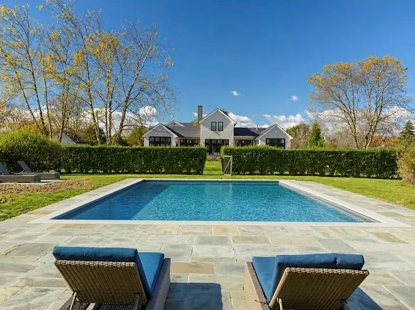 424 Third Beach Rd, Middletown, RI 02842