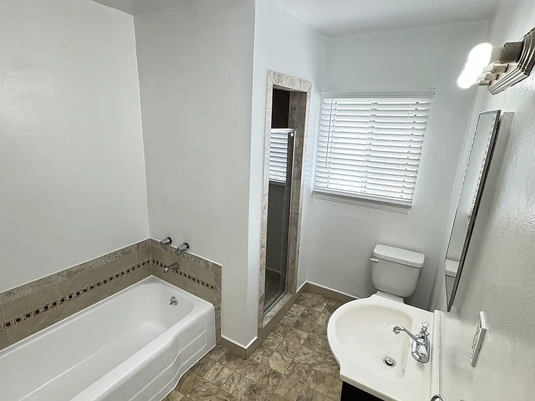 439 N Spaulding Ave — Photo 9