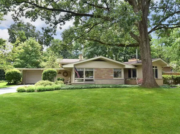 715 Willow Rd, Naperville, IL 60540