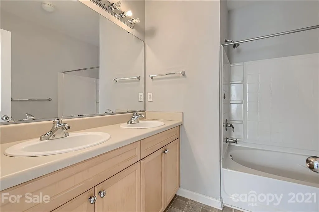 2 bed, 1500 sqft, $2,049 — Photo 4