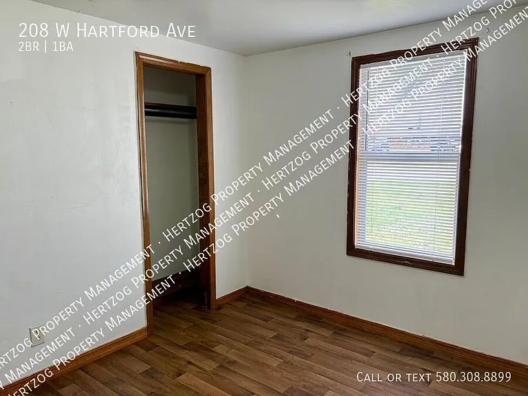 208 W Hartford Ave — Photo 9