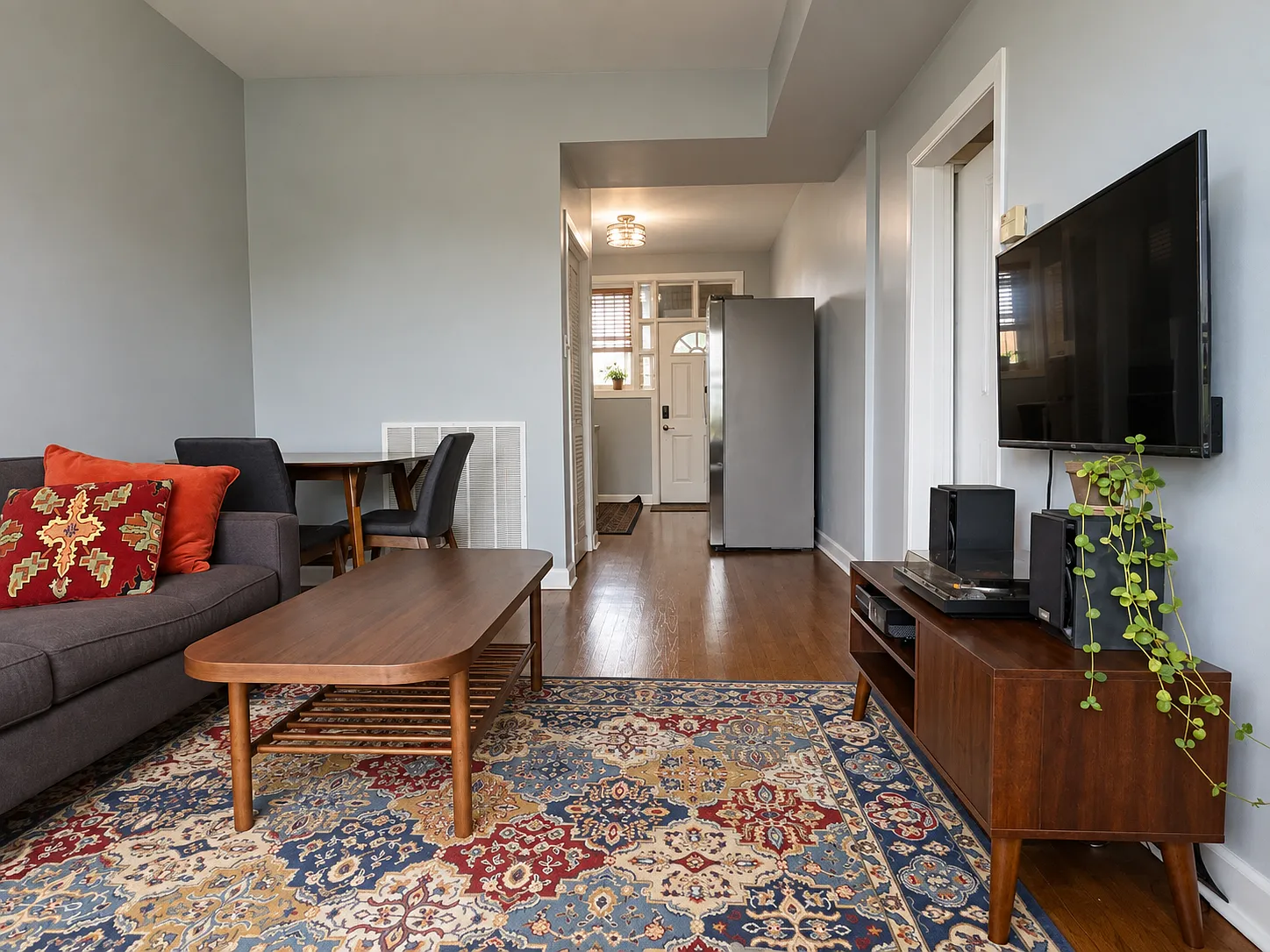 3 bed, 1000 sqft, $2,650 — Photo 2
