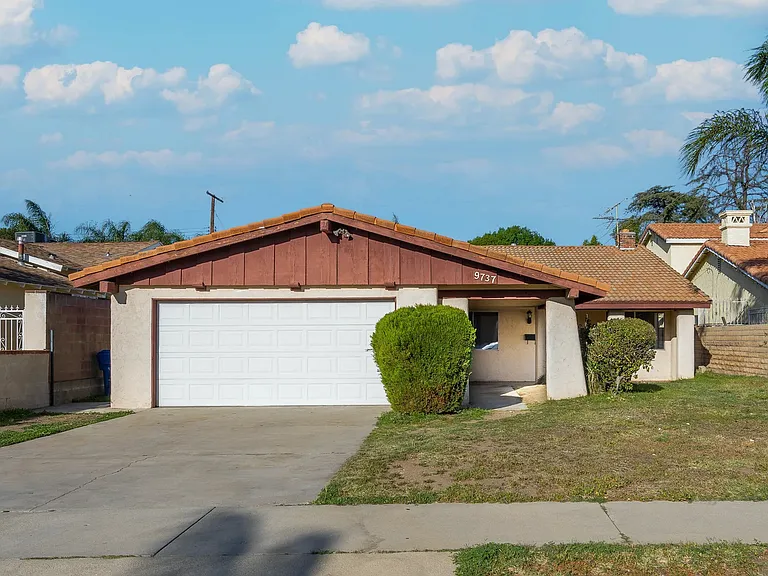 9737 Saloma Ave — Photo 2