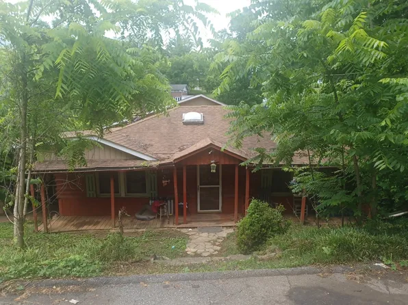 5278 Pineview Ct, Hickory, NC 28601