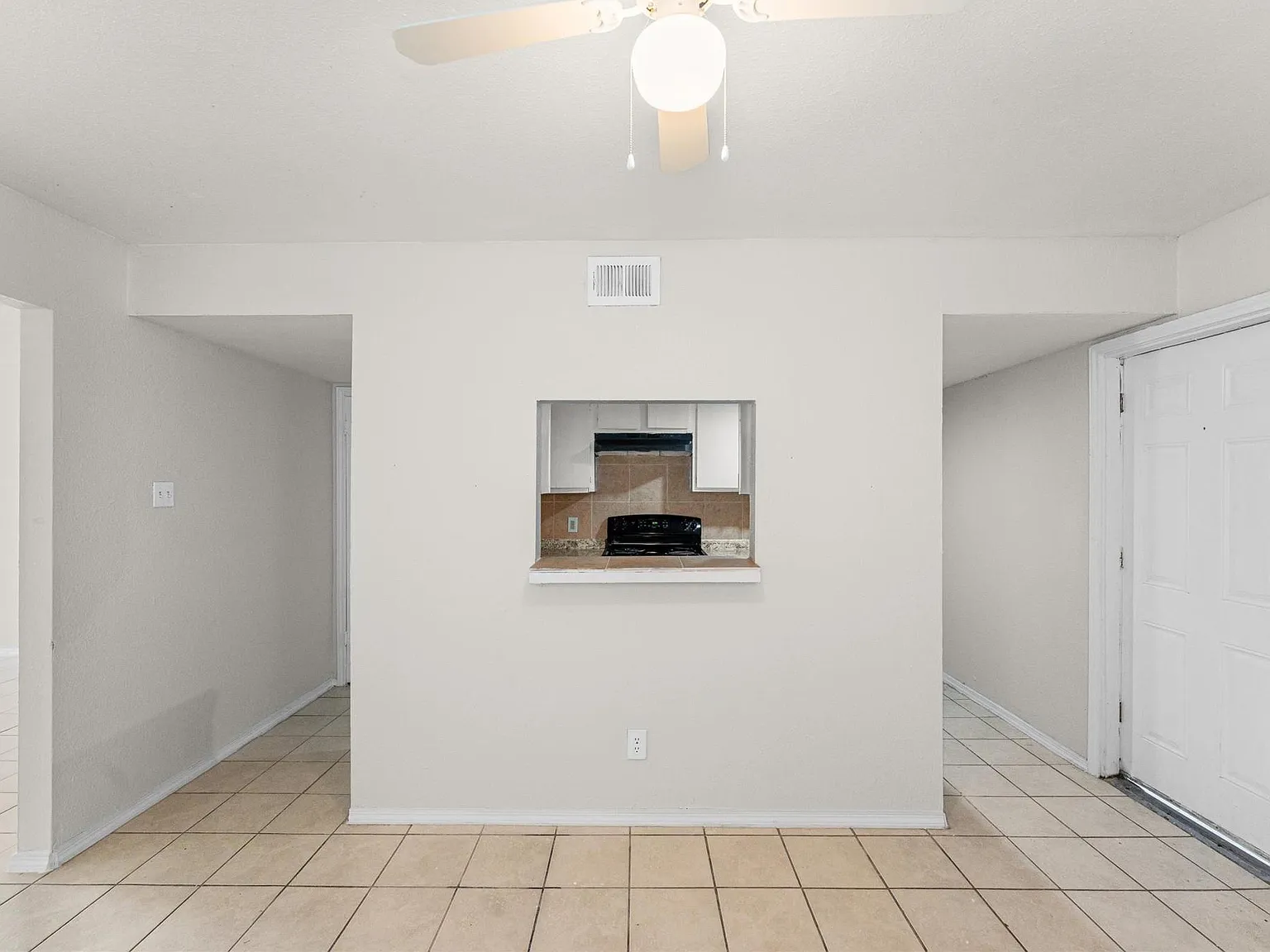 2 bed, 1.5 bath, 1352 sqft, $1,775 — Photo 2