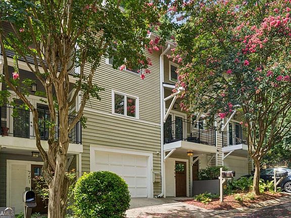 3rd image of 749 Hillpine Ter NE