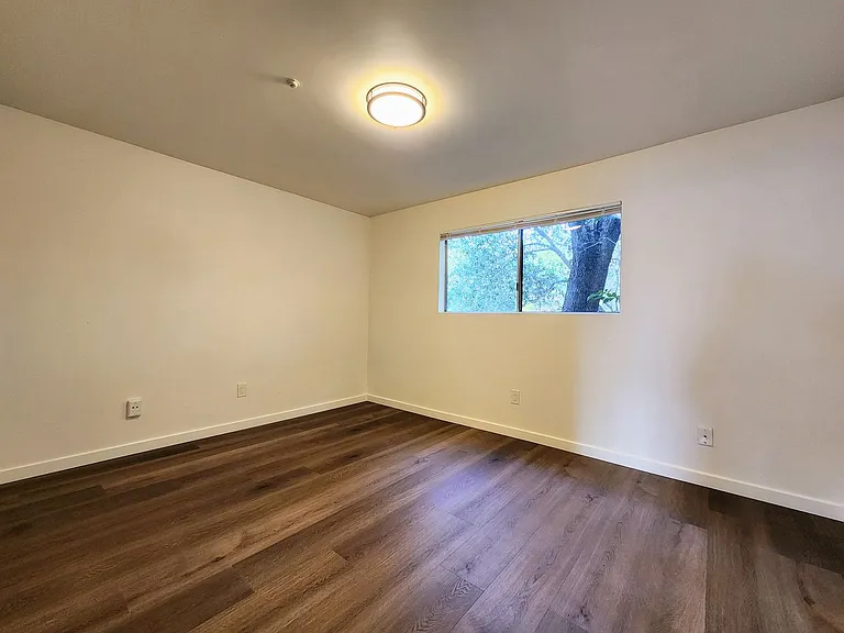 2437 Bethards Dr — Photo 14
