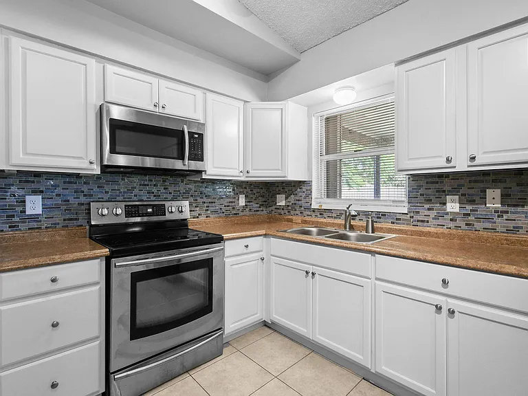 767 SE Chaloupe Ave — Photo 9