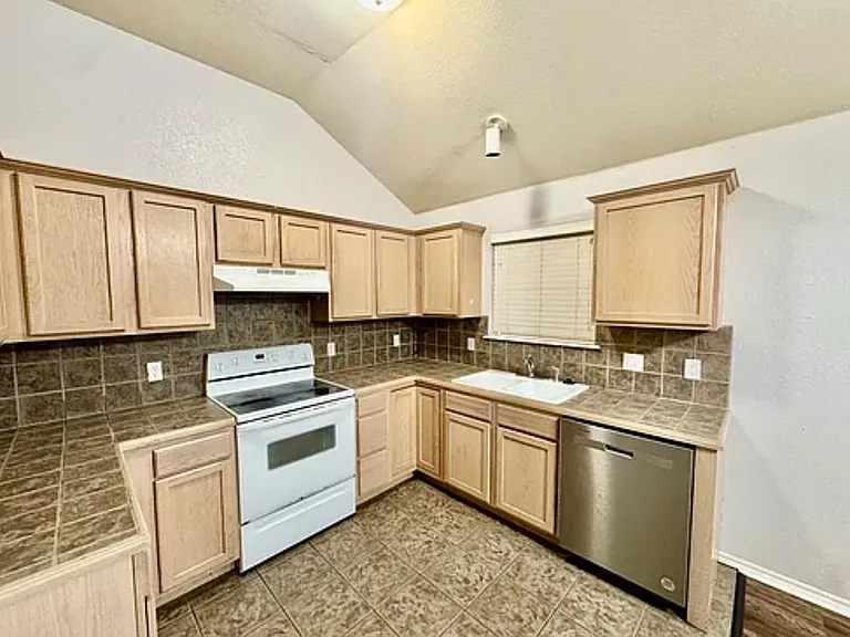 12337 SW 6th St — Photo 7