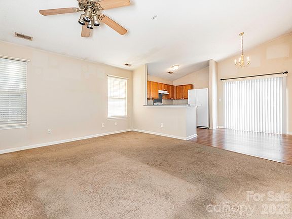 5th image of 3052 Rockingham Ct SW