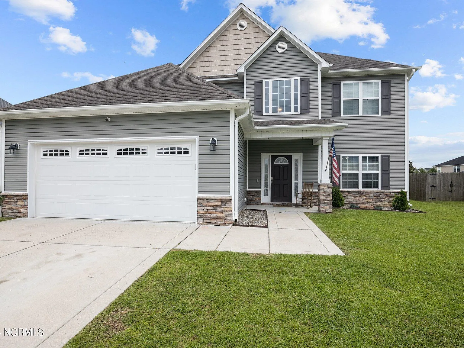 4 bed, 2.0 bath, 2844 sqft, $2,500 — Photo 1