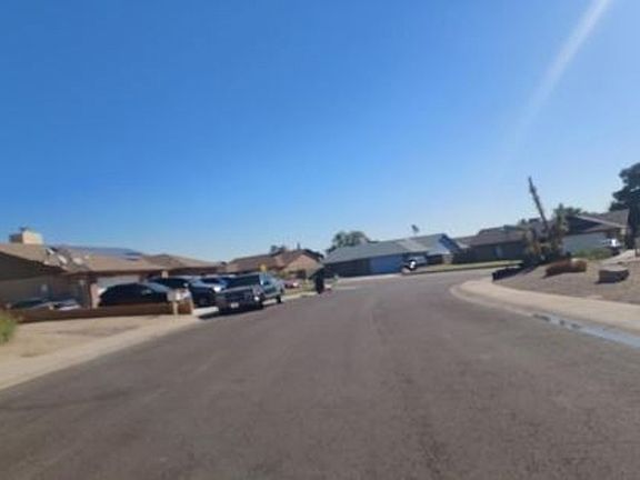 Exterior Neighborhood (street photo)