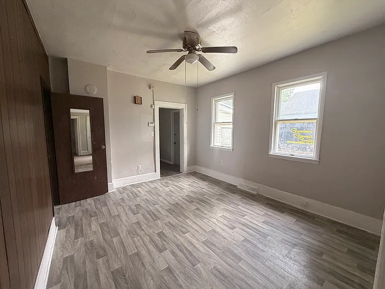 119 Whiting Ave — Photo 3