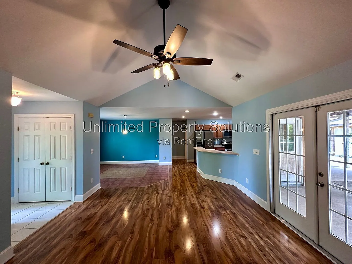 3 bed, 2.0 bath, 1984 sqft, $2,850 — Photo 3