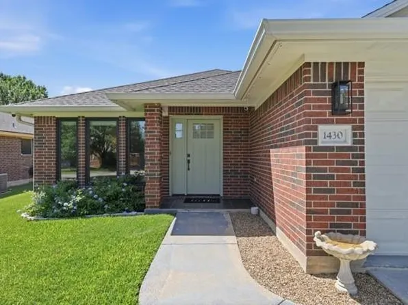 1430 Cedarcrest Ln, Bryan, TX 77803