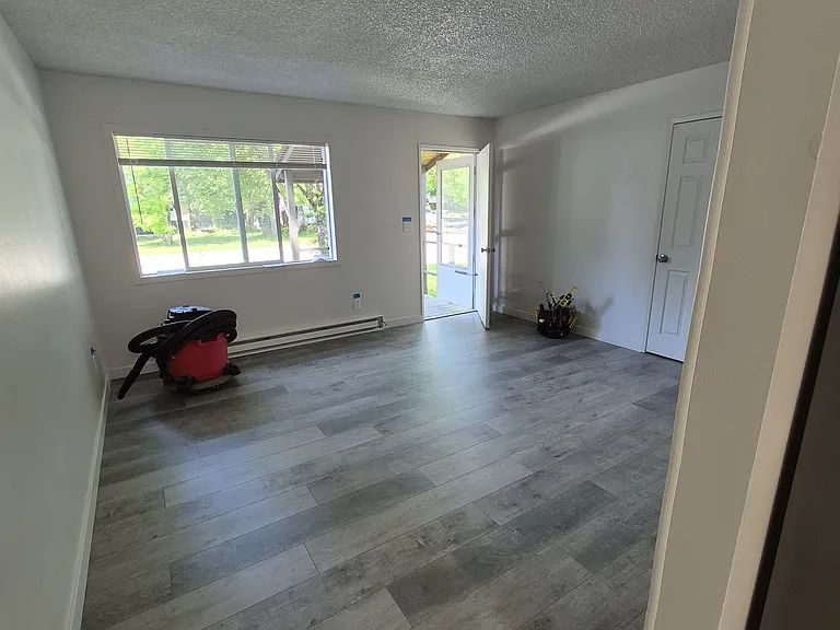 402 N Ella Ave — Photo 3