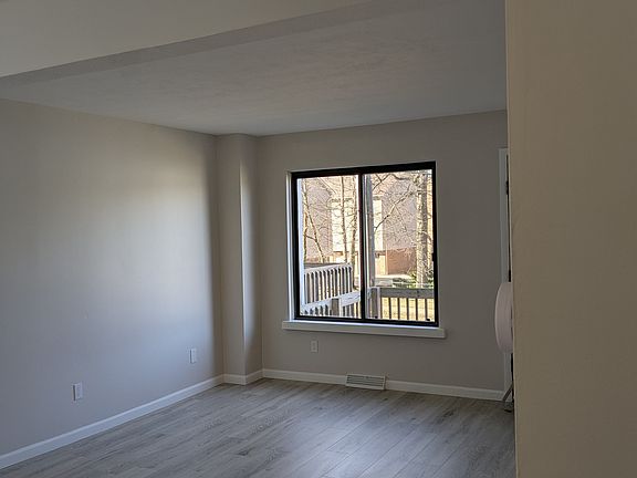 3rd image of 1034 Clyde Ave