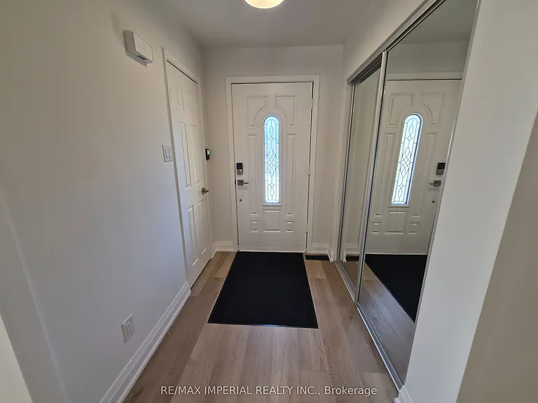 757 Pam Cres — Photo 4