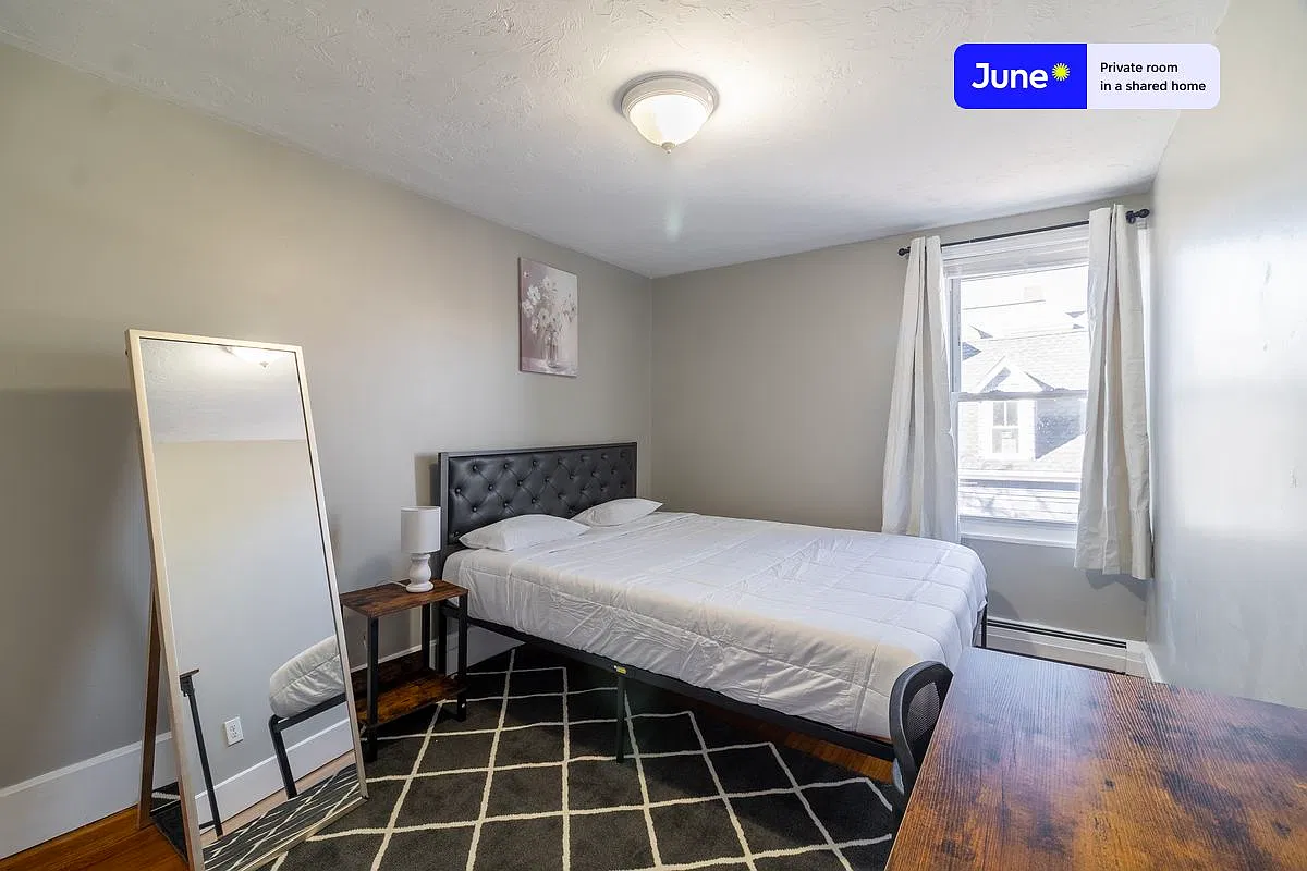Queen bedroom in 4 bed/2 bath home in Newton Corner #925 B — Photo 1