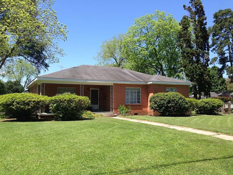 Bright, spacious Saint Streets home with huge yard