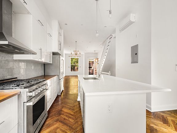 4th image of 270 W 132nd St #A