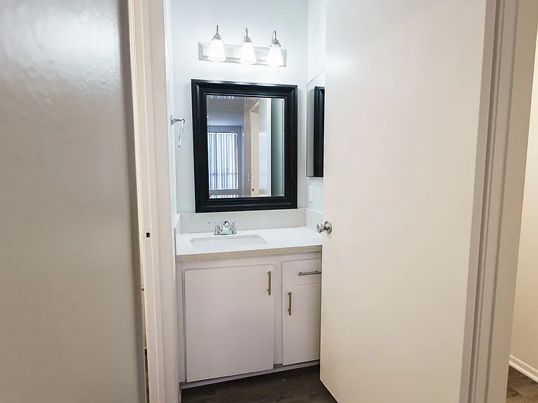 6310 Sylmar Ave — Photo 29