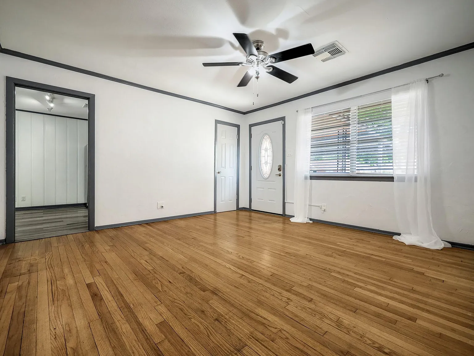 3 bed, 2.0 bath, 1400 sqft, $1,990 — Photo 3