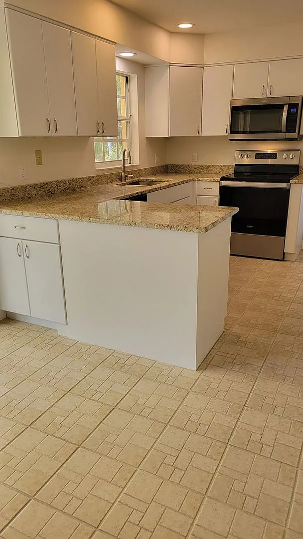 Annual UNfurnished renovated 2/2 villa in gated Bradenton community — Photo 2