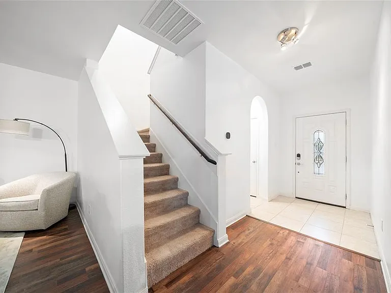 125 Curt St — Photo 16
