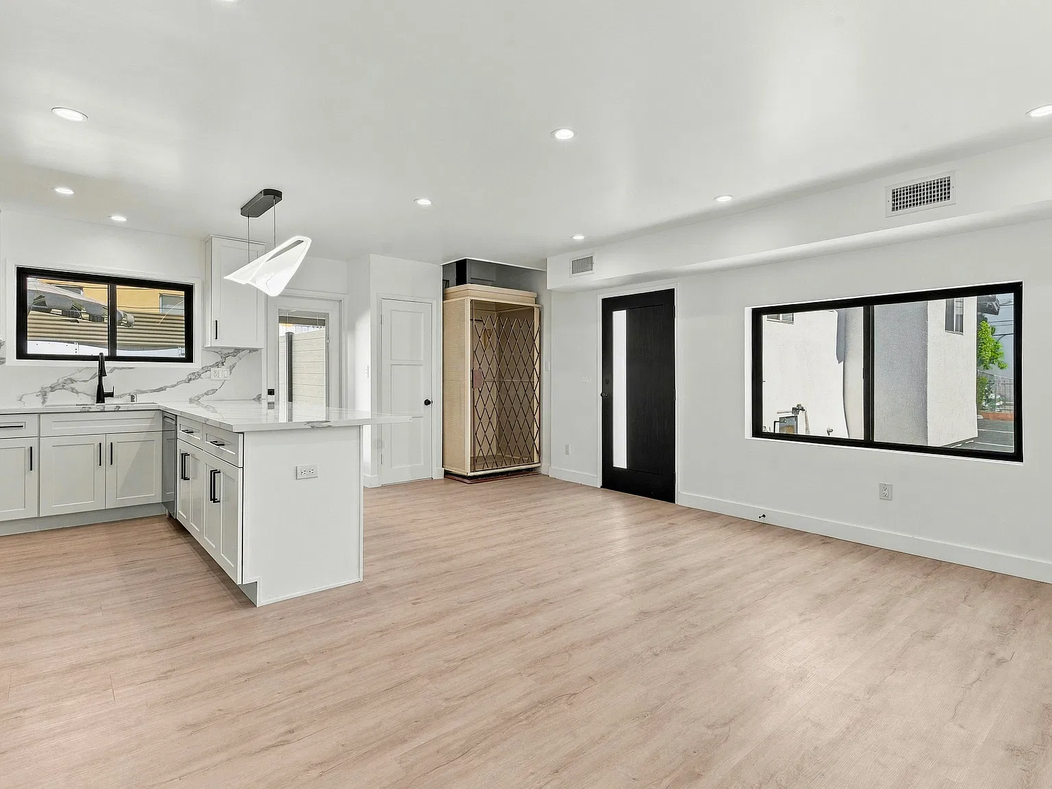 1427 N Bronson Ave — Photo 3