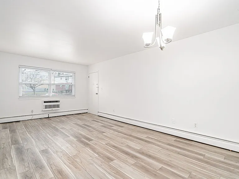 Lindsay Court Apartments — Photo 28
